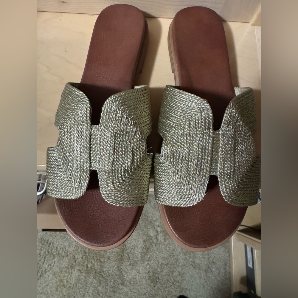 Stylish Tan and Gold Women's Sandals